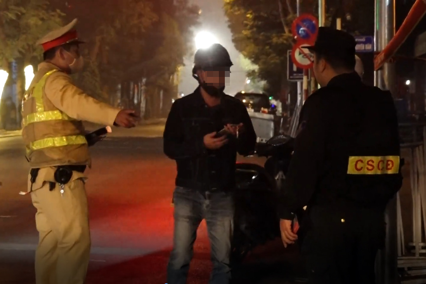 Nam tài xế "câu giờ" 20-30 phút không chịu đo nồng độ cồn. Nam tài xế "câu giờ" 20-30 phút không chịu đo nồng độ cồn.