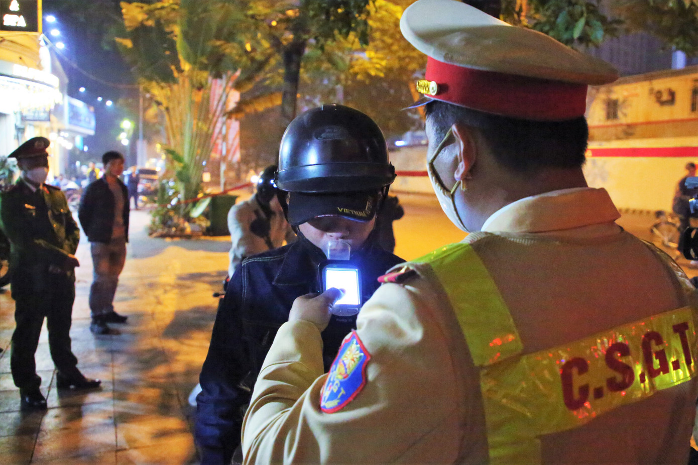 Lực lượng CSGT đo nồng độ cồn tài xế.