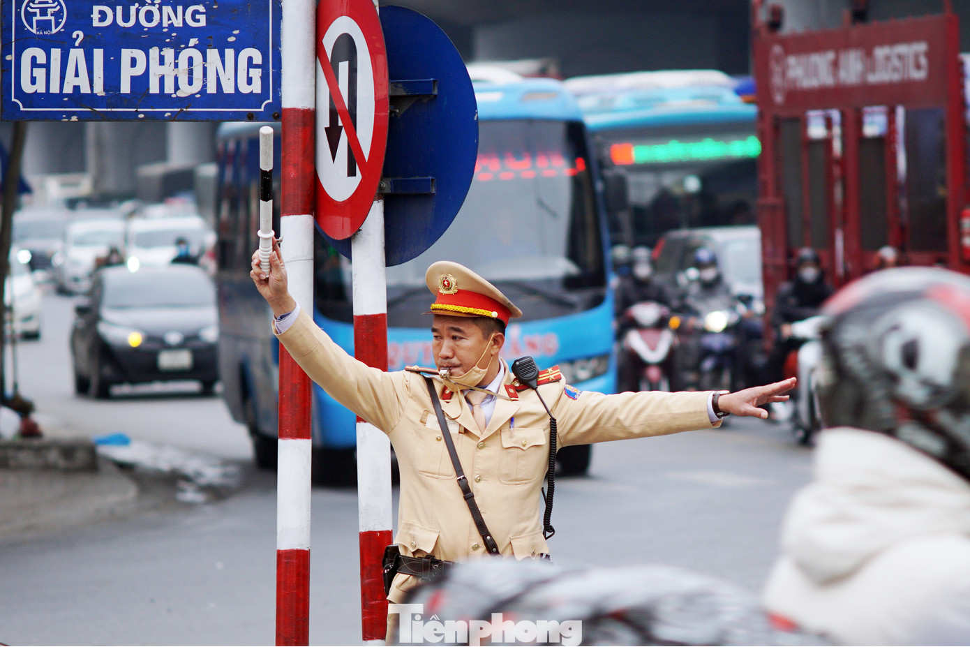 CSGT phân luồng giao thông giúp người dân đi lại thuận tiện dịp Tết.