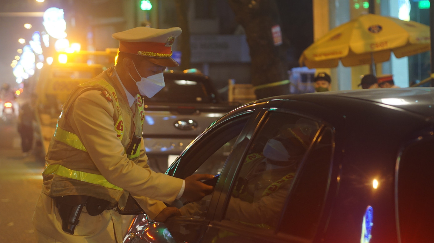 Lực lượng CSGT kiểm tra nồng độ cồn lái xe.