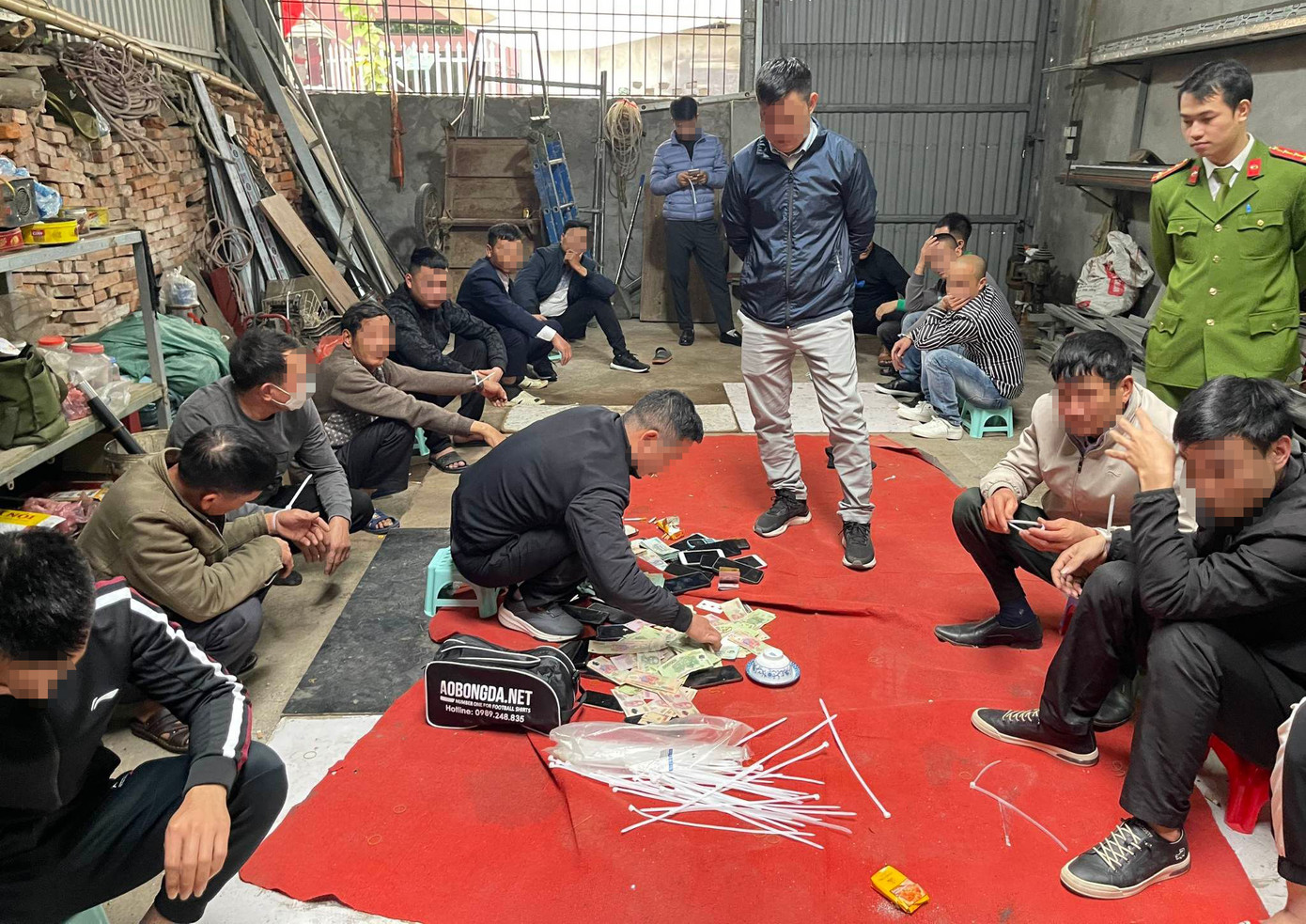 Cảnh sát phát hiện nhiều người có hành vi đánh bạc trong xưởng cơ khí.