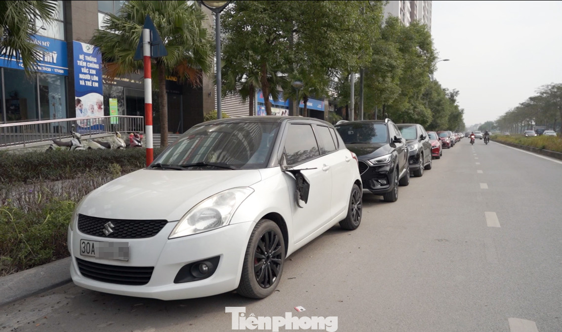 Nhiều ô tô để ven đường Hoàng Minh Thảo bị mất hoặc bị phá hỏng gương Nhiều ô tô để ven đường Hoàng Minh Thảo bị mất hoặc bị phá hỏng gương