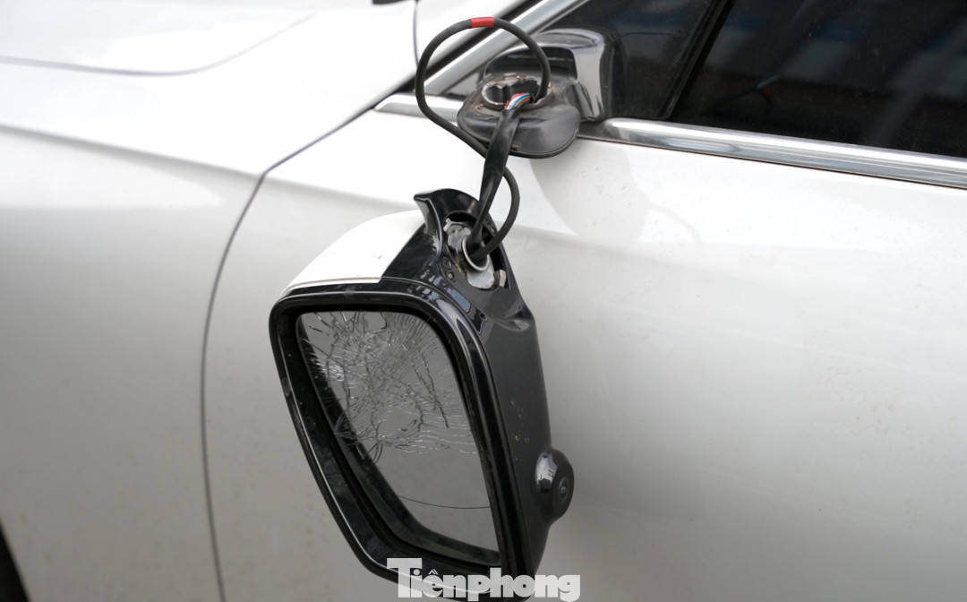 Gương xe ô tô bị phá hỏng. Gương xe ô tô bị phá hỏng.