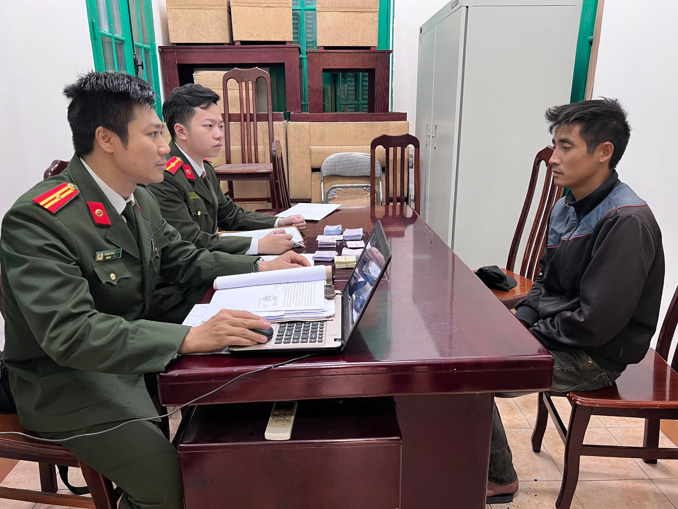 Cơ quan chức năng làm việc với các đối tượng.