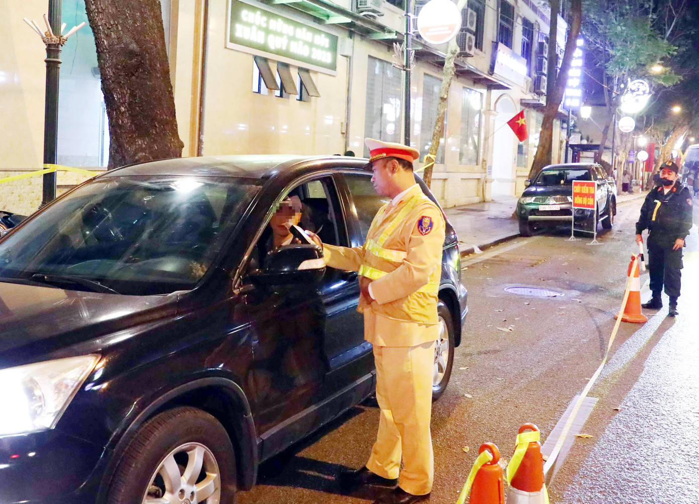 Tổ công tác kiểm tra hàng loạt phương tiện ô tô di chuyển trên đường Tràng Thi.