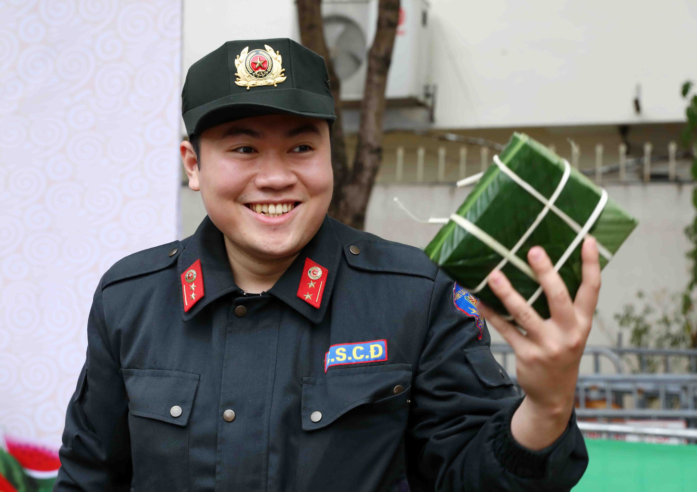 Và có thể được sử dụng khuôn để gói bánh nhưng không mang theo bánh chưng gói sẵn làm mẫu. Trong ảnh là sản phẩm của các thành viên tham gia hội thi.