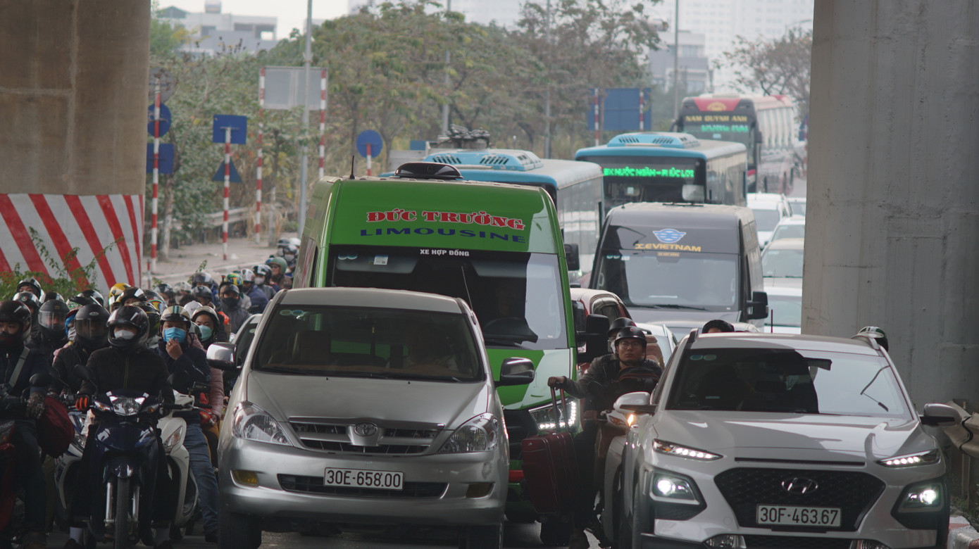 Tại đường Vành đai 3 hướng đi cầu Thanh Trì lưu lượng phương tiện bắt đầu tăng cao vào chiều cùng ngày.