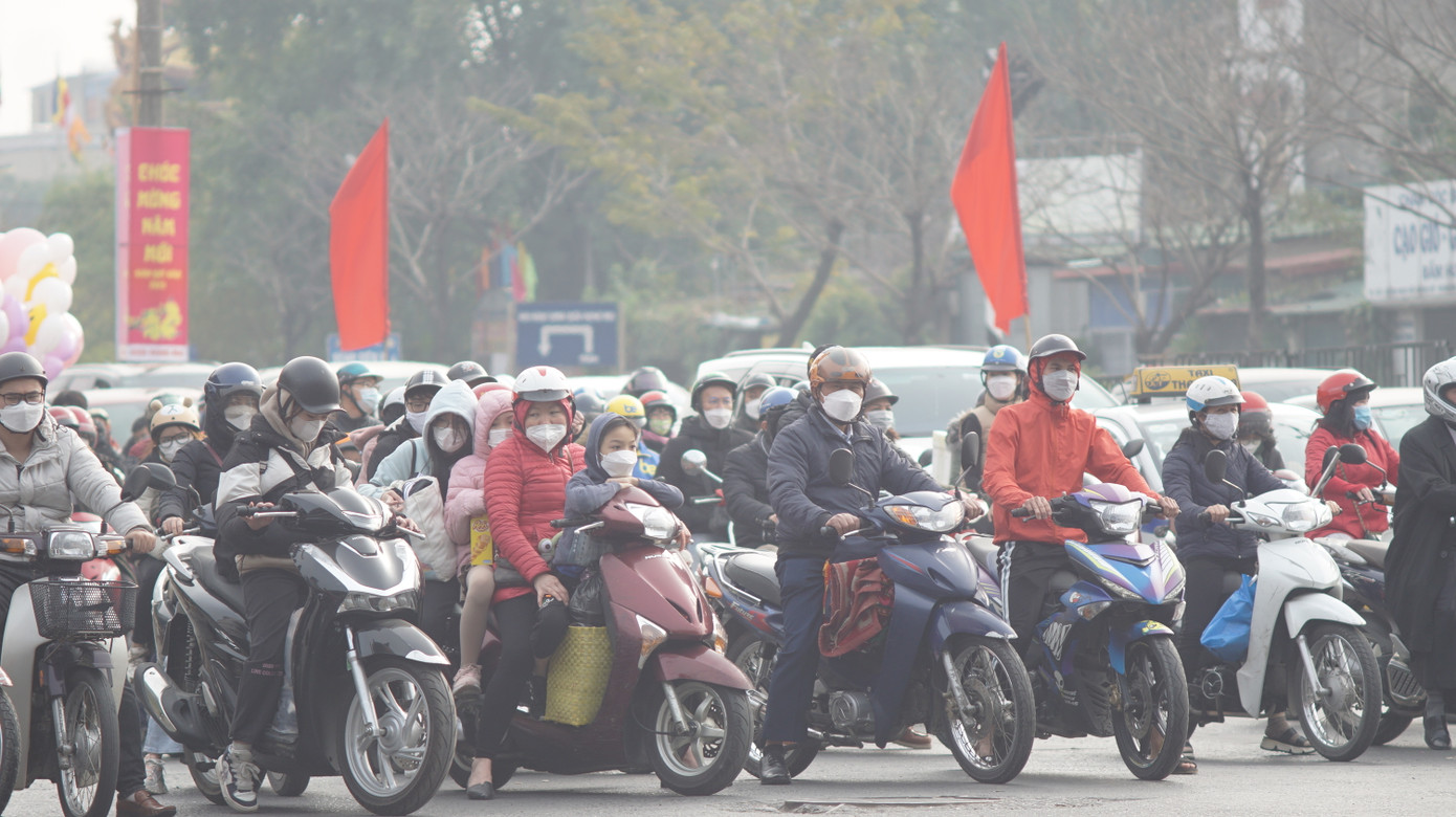 Thiếu tá Phạm Đức Hoàng - Đội trưởng Đội CSGT đường bộ số 14 cho biết, trong chiều hôm nay, đơn vị huy động 100% quân số ứng trực bảo đảm trật tự an toàn giao thông cho người dân đi lại vào ngày cuối cùng kỳ nghỉ Tết. Đặc biệt, các cán bộ chiến sĩ được bố trí tại các nút giao cắt, đèn tín hiệu trọng điểm để chỉ huy, điều tiết, phòng ngừa ùn tắc giao thông. "Đơn vị cũng bố trí lực lượng, phối hợp với Cục CSGT và các đơn vị giáp danh phân luồng từ xa hạn chế ùn ứ giao thông trong ngày hôm nay"- thiếu tá Hoàng thông tin.