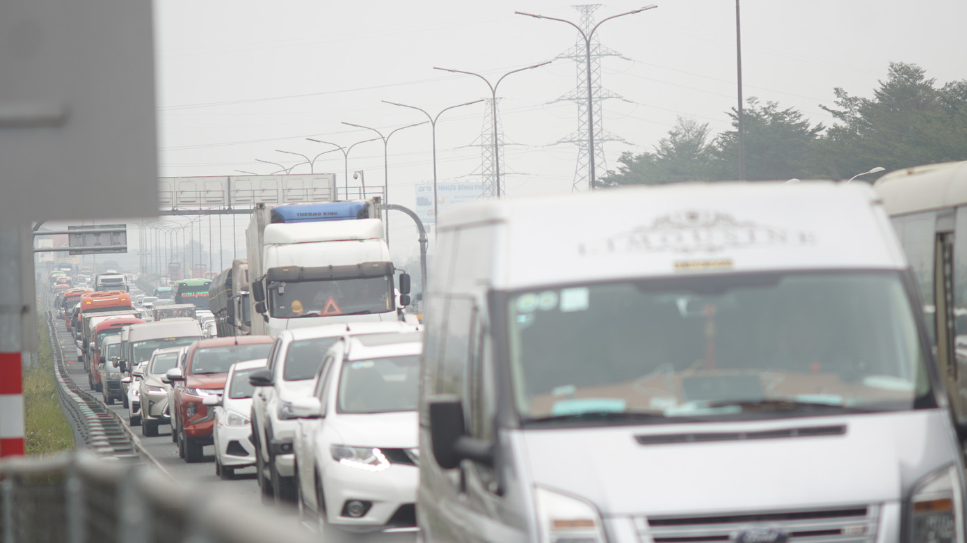 Chiều 26/1 (mùng 5 Tết Nguyên đán Quý Mão 2023), ngày cuối cùng nghỉ Tết Nguyên đán lưu lượng phương tiện trở lại cửa ngõ phía Nam Hà Nội tăng cao đột biến.