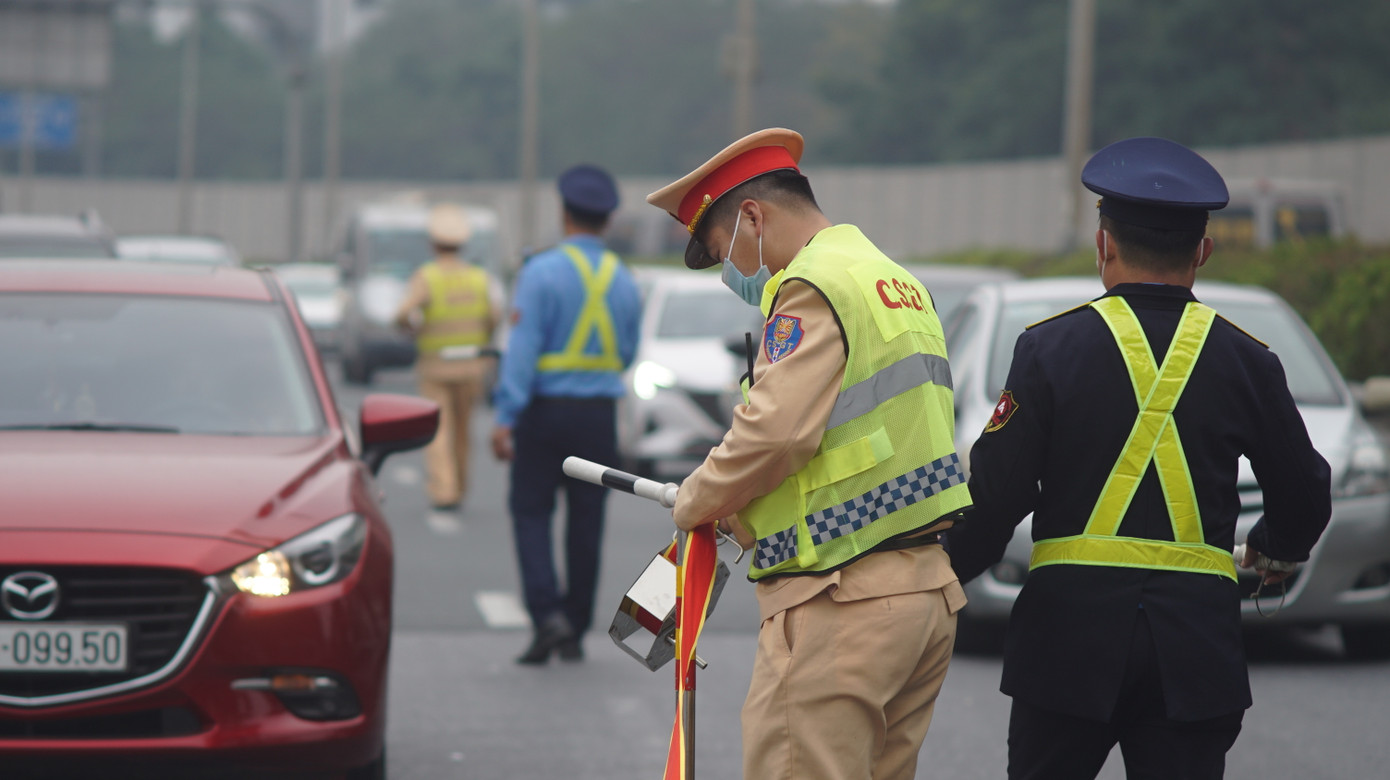 Theo một cán bộ CSGT, đơn vị có mặt từ trưa để phân luồng. Tuy nhiên, do lưu lượng phương tiện quá lớn dẫn đến ùn ứ tại khu vực trên.