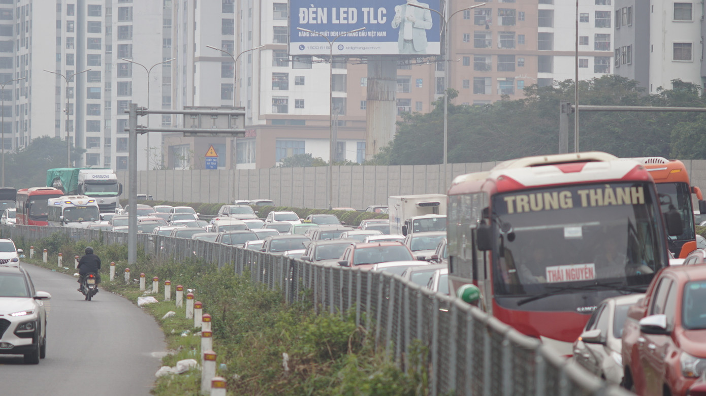 Từ trưa, lực lượng chức năng đã phân luồng các phương tiện đi ra đường gom từ Trạm thu phí cao tốc Pháp Vân - Cầu Giẽ.