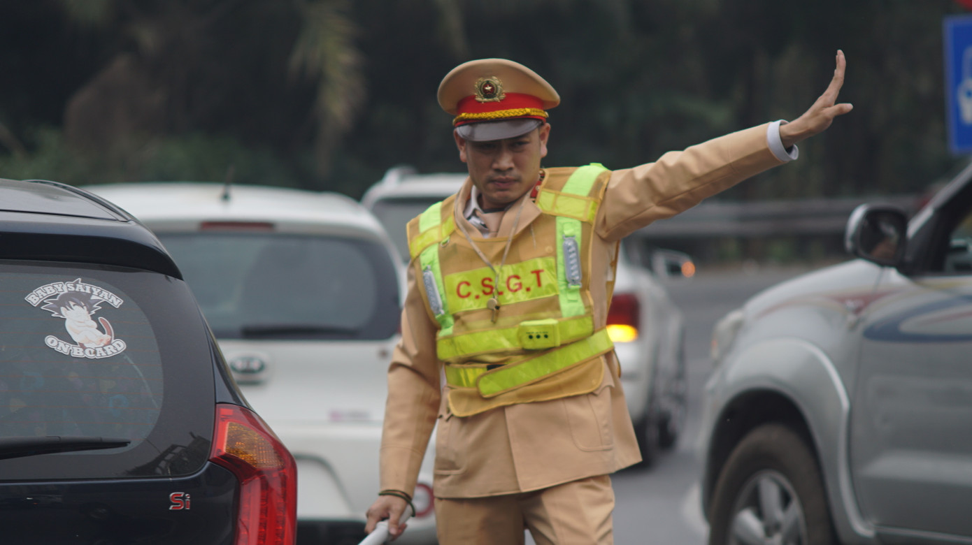 Lực lượng CSGT vất vả phân luồng các phương tiện.