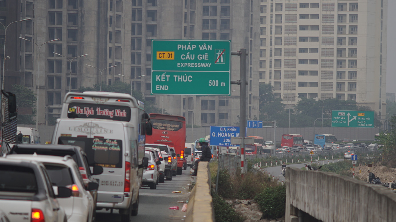 Các phương tiện di chuyển rất chậm và phải mất 15-20 phút để di chuyển qua đoạn đường ùn tắc. Theo anh Thi (quê Nam Định) cho biết, đi từ Nam Định lên Hà Nội từ lúc 13h, khi qua trạm thu phí thì xảy ra ùn tắc di chuyển rất chậm. Sau 45 phút, anh Thi mới đến được khu vực lối ra cao tốc.