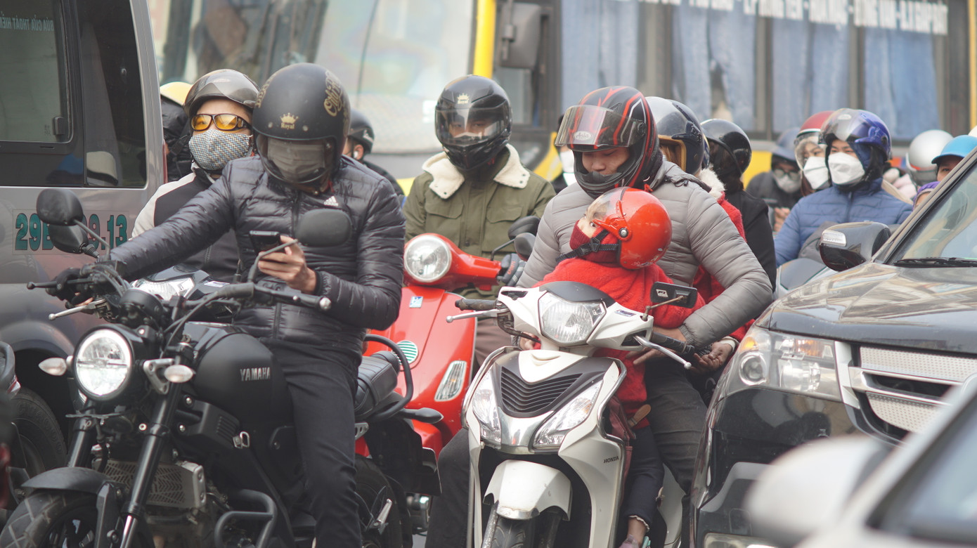 Vẫn theo thiếu tá Hoàng, trong sáng mai, 27/1, đơn vị cũng sẽ tiếp tục phối hợp với công an phường, Thanh tra giao thông để đảm bảo cho người dân đi lại thuận tiện trong ngày đầu làm việc.