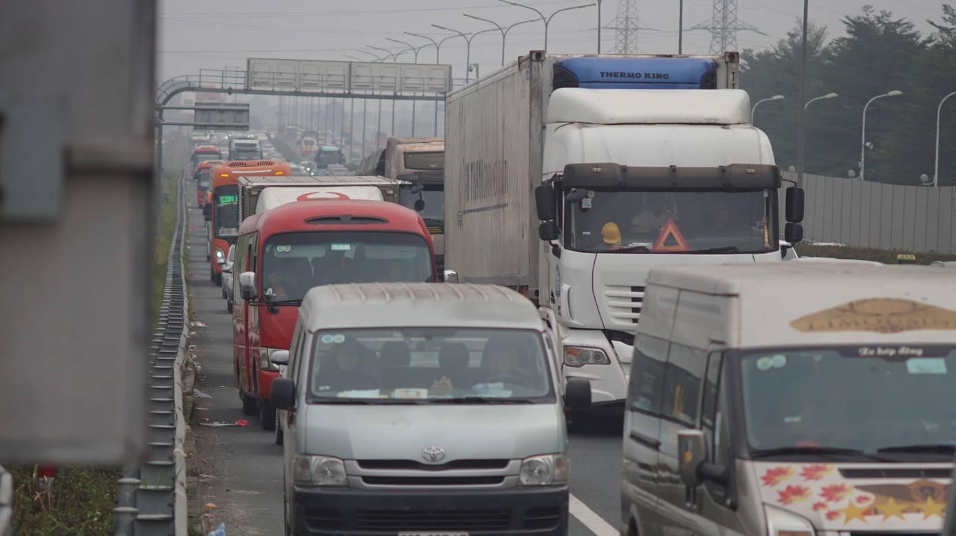 Đặc biệt trên tuyến cao tốc Pháp Vân - Cầu Giẽ, tại nút giao đường Vành đai 3 trên cao ô tô ùn dài 2-3km hướng vào trung tâm thành phố Hà Nội.