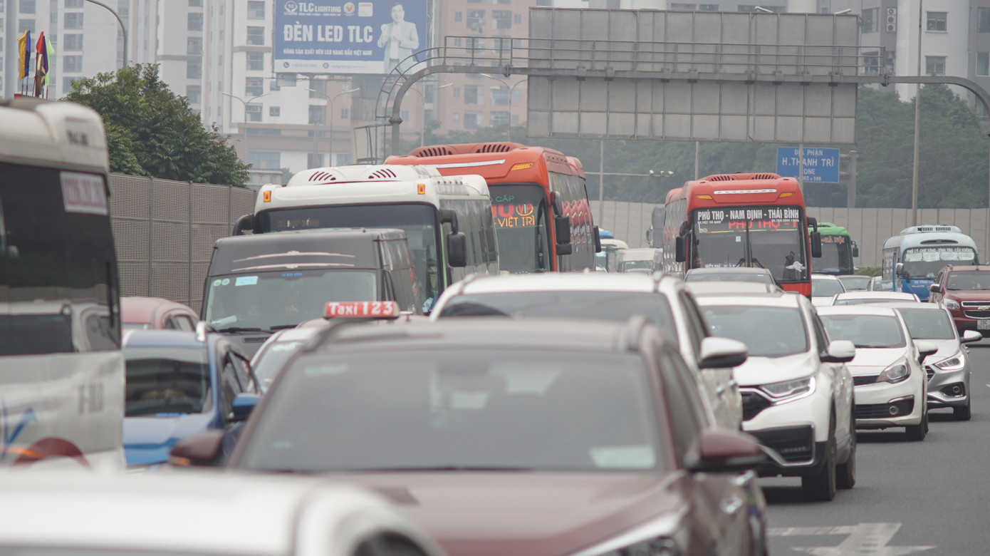 Ô tô khách, xe con nườm nượp trở lại Hà Nội.