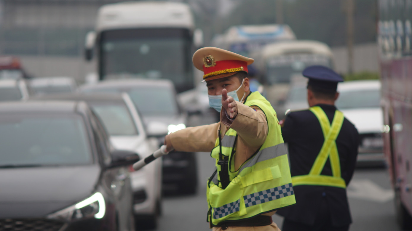 Tại nút giao đường Vành đai 3 trên cao, lực lượng Cảnh sát giao thông và Thanh tra giao thông căng dây phân luồng phương tiện theo 2 hướng đi Vành đai 3 trên cao và lối ra đường gom.