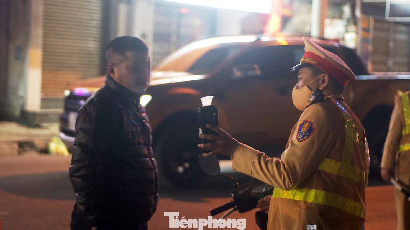 Hơn 20h, tổ công tác phát hiện ông D. vi phạm nồng độ cồn.