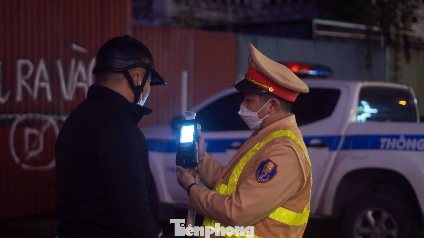 Sau khi kiểm tra nồng độ cồn, cán bộ chiến sĩ tổ công tác cho tài xế xem kết quả trên máy đo.