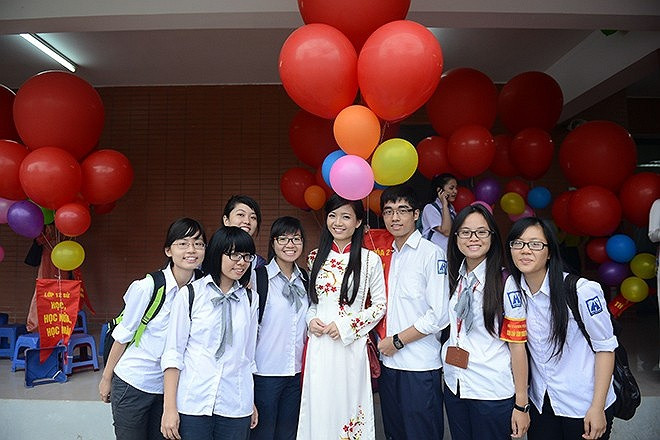 Hồng Anh nhận được sự quan tâm của rất nhiều học trò trong trường. Hồng Anh nhận được sự quan tâm của rất nhiều học trò trong trường