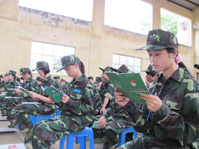 Nữ chiến sĩ nhí học tập chấp hành điều lệ Ảnh: Duy Chiến