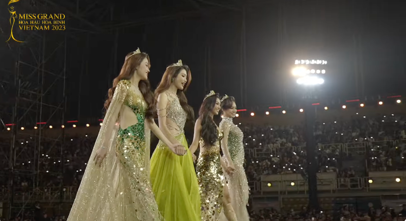 4 Á hậu Hoa hậu Hòa bình Việt Nam 2022 cùng nhau thực hiện final catwalk.