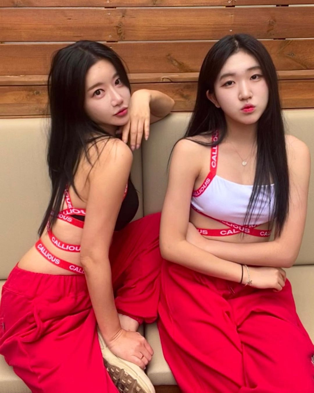 Sarah có con gái tên Jenny, 20 tuổi. Hai người thường chụp ảnh và quay video TikTok cùng nhau. Cư dân mạng sửng sốt vì họ không hề giống mẹ con, mà như hai người bạn đồng trang lứa.