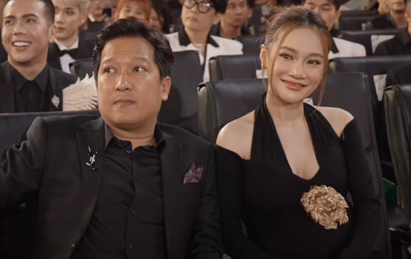 Bà bầu Nhã Phương gợi cảm bên chồng, danh hài Trường Giang. Bà bầu Nhã Phương gợi cảm bên chồng, danh hài Trường Giang.