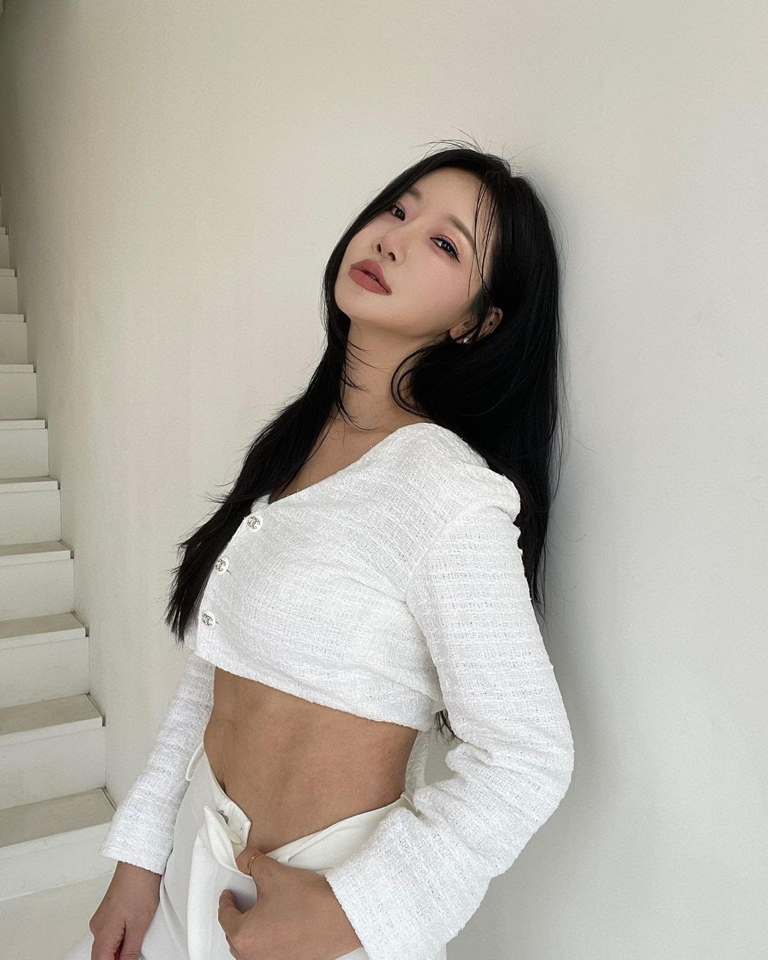 Ở Hàn Quốc, Sarah là cái tên có tiếng trên mạng xã hội. Cô sở hữu tài khoản TikTok hơn 2 triệu người theo dõi, kênh YouTube hơn 22.000 người đăng ký và Instagram hơn 100.000 người hâm mộ. Cô chuyên sáng tạo nội dung về làm đẹp, khoe sắc vóc, nhảy múa và nhiều chủ đề khác về sinh hoạt thường ngày.