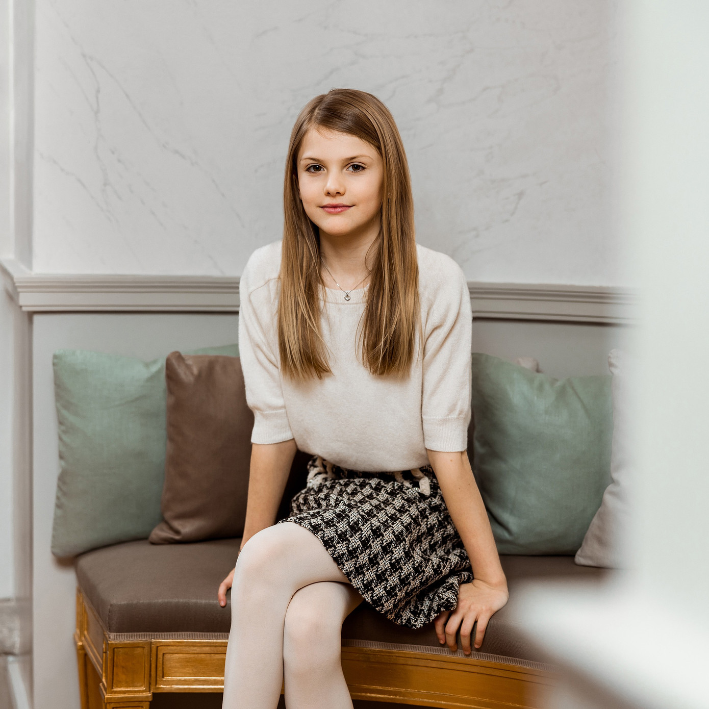 Estelle và em trai đang theo học tại trường Campus Manilla ở Stockholm. Từ bé, Estelle thường xuyên xuất hiện cùng cha mẹ tại các sự kiện công khai của hoàng gia. Ảnh: Pinterest.