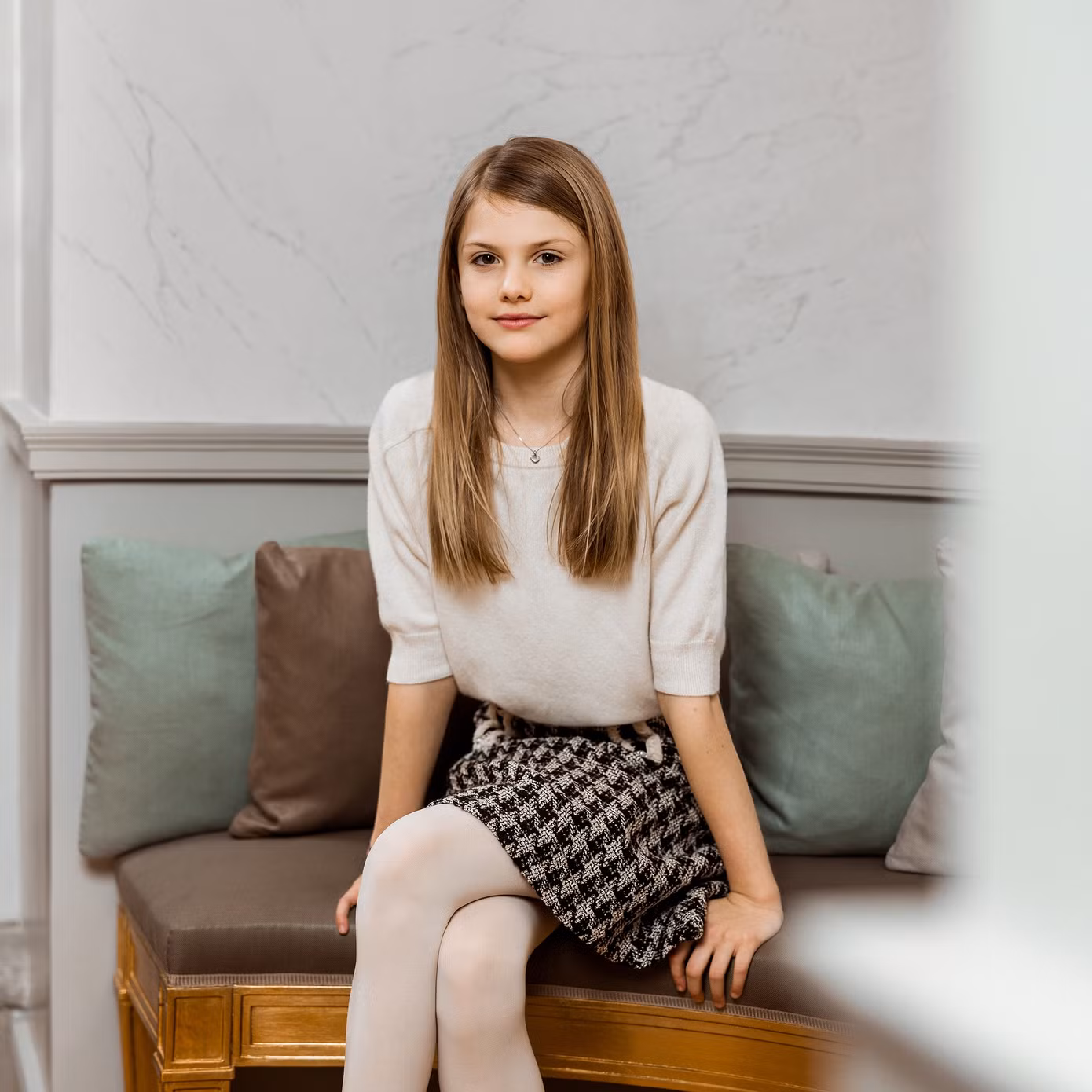 Estelle và em trai đang theo học tại trường Campus Manilla ở Stockholm. Từ bé, Estelle thường xuyên xuất hiện cùng cha mẹ tại các sự kiện công khai của hoàng gia. Ảnh: Pinterest.