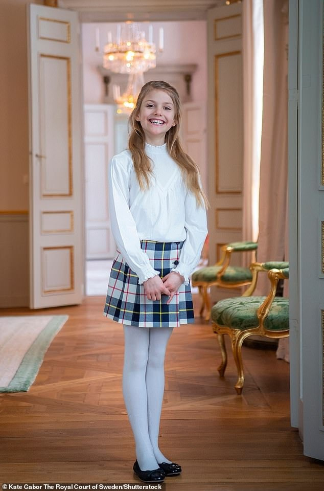 Công chúa Estelle (SN 2012) giữ tước hiệu Nữ Công tước xứ Östergötland, là con gái đầu lòng của Thái nữ Victoria và Thân vương Daniel. Hiện cô đứng thứ 2 trong dòng kế vị ngai vàng của Vua Thụy Điển Carl XVI Gustaf chỉ sau mẹ mình. Cô có một em trai là Hoàng tử Oscar. Ảnh: Shutterstock/Hovs.