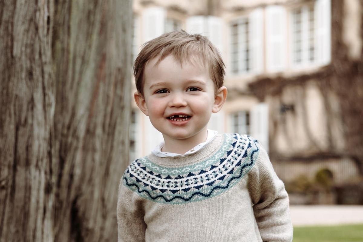 Ngày 10/5/2020, Cung điện Luxembourg thông báo trên Twitter Hoàng tử Charles chào đời lúc 5h13 sáng tại Bệnh viện Phụ sản Grand Duchess Charlotte. Do lệnh phong tỏa do đại dịch COVID-19, thời điểm đó, cậu bé ra mắt ông bà nội, Đại công tước Henri và Nữ công tước Maria Teresa, qua cuộc gọi video. Tháng 3, Charles có thêm em trai, Hoàng tử Francois. Ảnh: Monarchie.