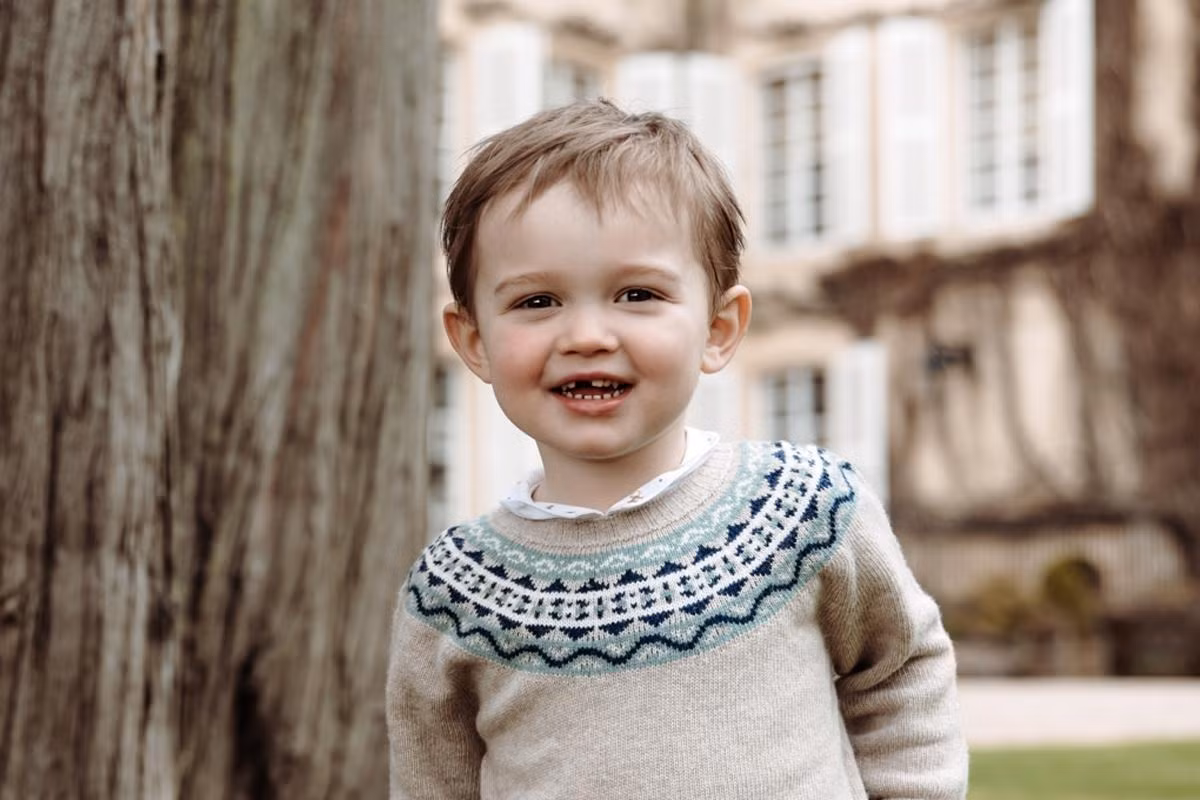Ngày 10/5/2020, Cung điện Luxembourg thông báo trên Twitter Hoàng tử Charles chào đời lúc 5h13 sáng tại Bệnh viện Phụ sản Grand Duchess Charlotte. Do lệnh phong tỏa do đại dịch COVID-19, thời điểm đó, cậu bé ra mắt ông bà nội, Đại công tước Henri và Nữ công tước Maria Teresa, qua cuộc gọi video. Tháng 3, Charles có thêm em trai, Hoàng tử Francois. Ảnh: Monarchie.