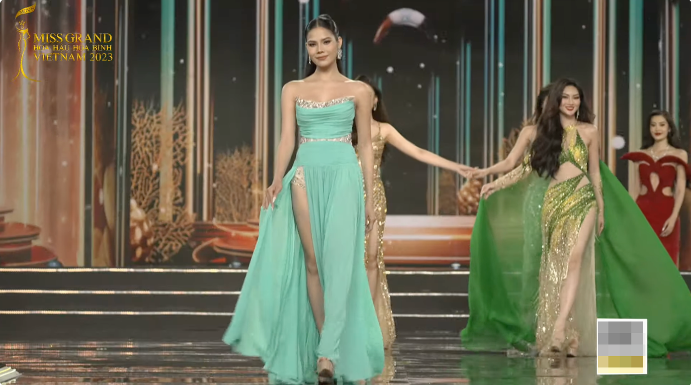 Mỗi bước chân uyển chuyển đều thu hút ánh nhìn.