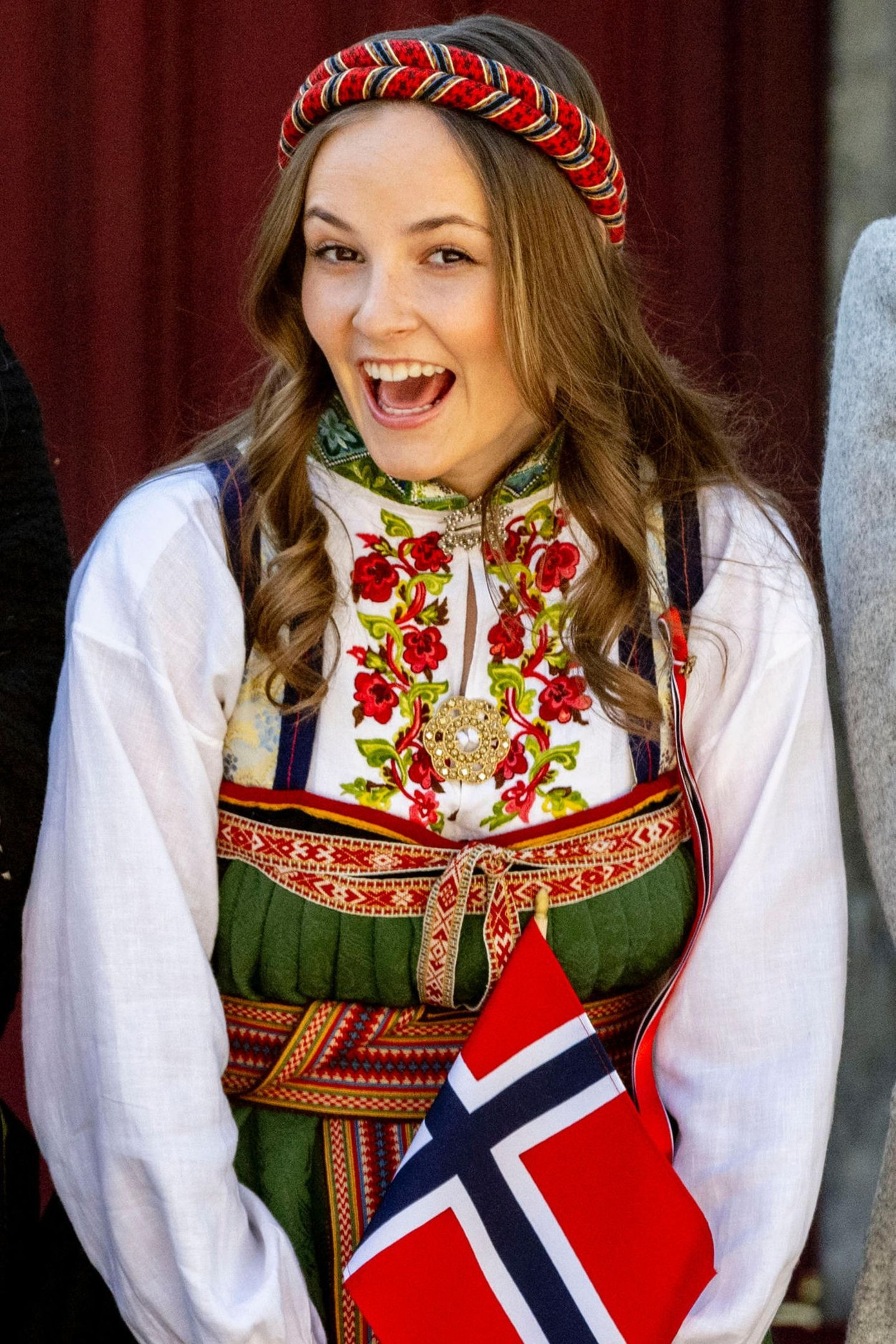 Để con gái có tuổi thơ bình thường nhất có thể, cha mẹ đưa Ingrid đến học cùng trường tiểu học ở địa phương với anh trai cùng cha khác mẹ. Sau đó, cô được chuyển đến một trường quốc tế tư thục ở Oslo để học sử dụng thông thạo tiếng Anh. Ingrid sau đó đổi thêm hai ngôi trường nữa cho đến nay. Ngoài nhiệm vụ hoàng gia, Ingrid Alexandra thích trượt tuyết, quyền Anh và lướt sóng. Cô từng giành huy chương vàng trong giải vô địch lướt sóng trẻ em Na Uy vào tháng 10/2020. Ảnh: Dana Press.