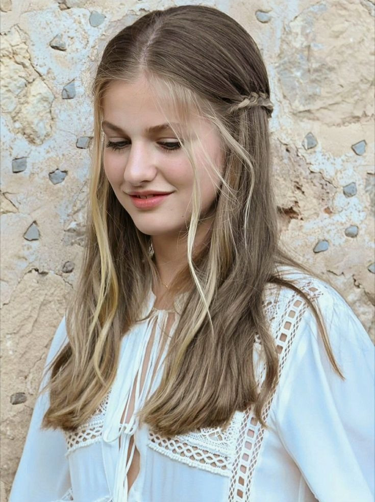 Công chúa Leonor có bài phát biểu trước công chúng đầu tiên vào năm 2018 khi mới 13 tuổi, nhân kỷ niệm 40 năm Hiến pháp Tây Ban Nha. Ngoài được rèn giũa kỹ năng để trở thành nữ hoàng từ khi còn trẻ, thiếu nữ 18 tuổi còn thông thạo 4 thứ tiếng – tiếng Tây Ban Nha, tiếng Catalan, tiếng Anh và tiếng Ả Rập. Ảnh: Pinterest.