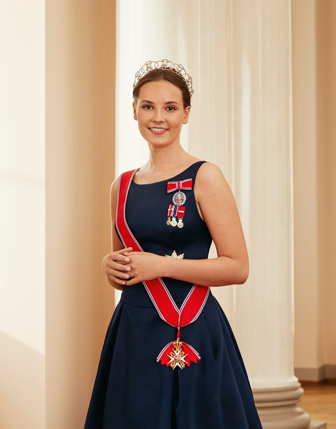 Công chúa Ingrid Alexandra (SN 2004) là con gái của Thái tử Haakon và Công nương Mette-Marit. Cô xếp thứ 2 trong danh sách thừa kế ngai vàng của quốc vương Na Uy hiện tại, Vua Harald V. Ingrid có một em trai, Hoàng tử Sverre Magnus, và anh trai cùng cha khác mẹ, Marius Borg Høiby. Ingrid có thể trở thành nữ hoàng tương lai sau khi cha cô thúc đẩy thay đổi luật cho phép con trưởng, bất kể nam hay nữ, thừa kế ngai vàng. Ảnh: Ida Bjørvik, Det kongelige hoff.