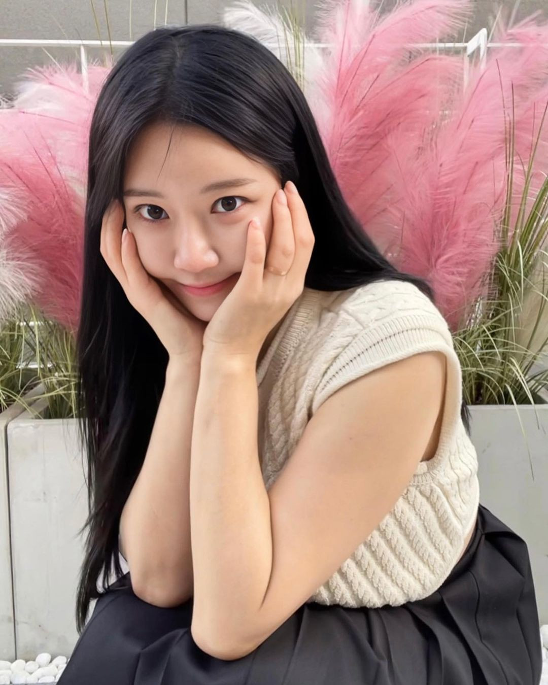 Sarah cũng giữ lối sống như một thanh niên, tham gia các sự kiện cho giới trẻ như lễ hội Waterbomb, cover vũ đạo thịnh thành trên TikTok. Cô không bao giờ để tuổi tác ảnh hưởng đến việc tận hưởng cuộc sống nhiều màu sắc.