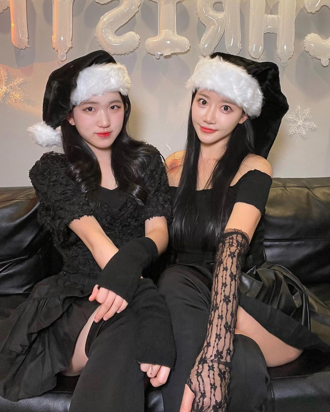 Sarah có con gái tên Jenny, 20 tuổi. Hai người thường chụp ảnh và quay video TikTok cùng nhau. Cư dân mạng sửng sốt vì họ không hề giống mẹ con, mà như hai người bạn đồng trang lứa.