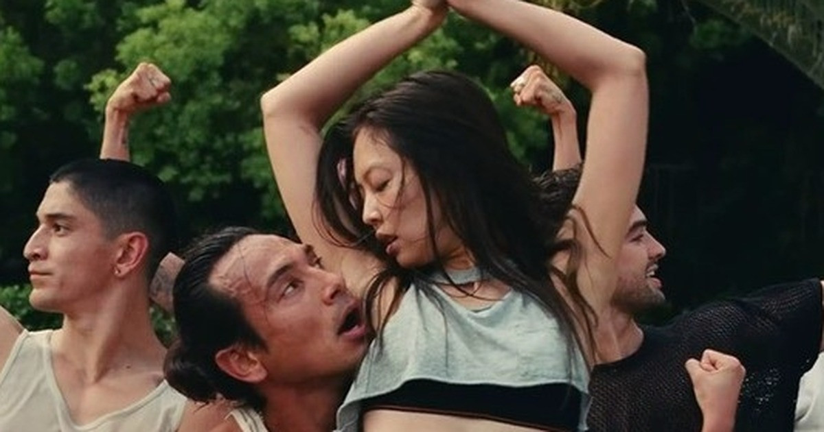 Jennie bị chỉ trích nhiều vì các phân cảnh vũ đạo gợi dục. Ảnh: HBO.