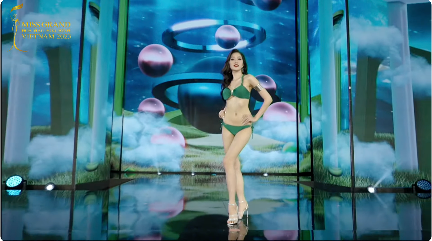 Nhiều người đẹp không ngại thực hiện những cú xoay người độ khó cao.