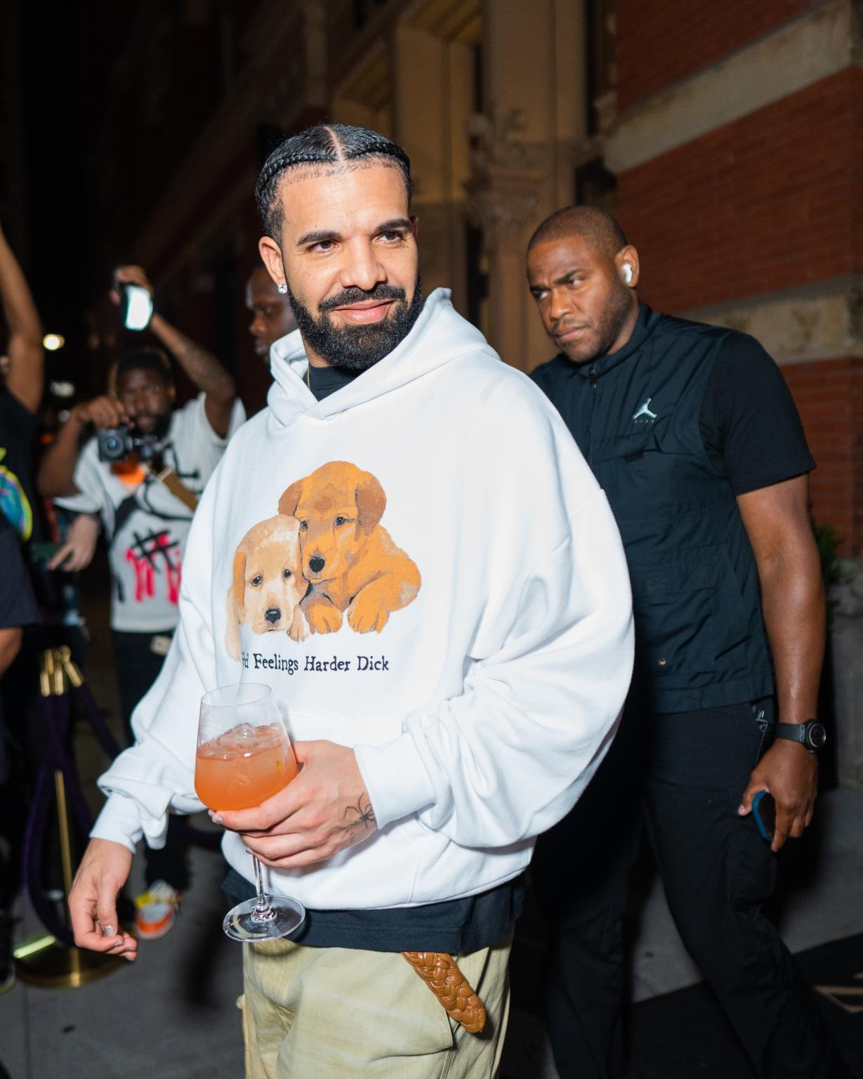 Drake thưởng thức đồ uống sau thành công của concert nằm trong chuyến lưu diễn vòng quanh thế giới It's All a Blur, dự kiến kết thúc vào tháng 10. Ông Obama từng tiết lộ hai con gái hâm mộ chủ nhân hit God's Plan.