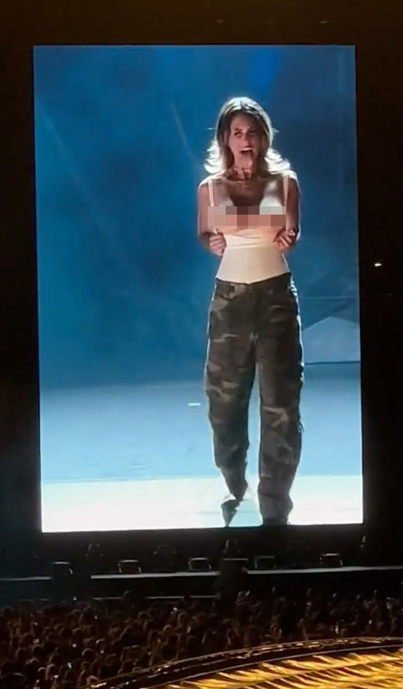 Brittany Furlan vạch áo theo yêu cầu của chồng hơn 24 tuổi. Họ còn hôn nhau trên sân khấu, trước sự chứng kiến của hàng ngàn khán giả. Ảnh: Twitter. Brittany Furlan vạch áo theo yêu cầu của chồng hơn 24 tuổi. Họ còn hôn nhau trên sân khấu, trước sự chứng kiến của hàng ngàn khán giả. Ảnh: Twitter.