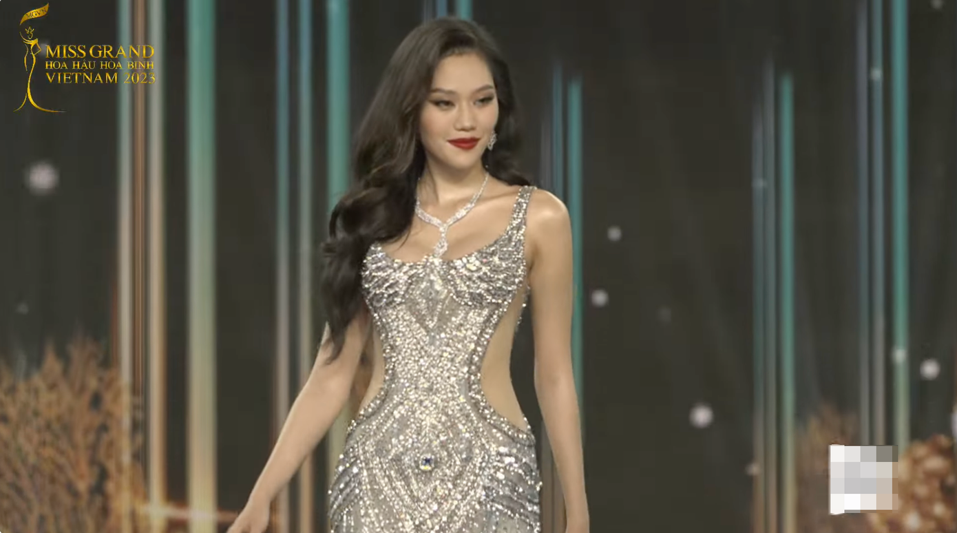 Sau màn trình diễn áo tắm đầy năng lượng, các cô gái biến hóa sang hình tượng sang trọng, gợi cảm.