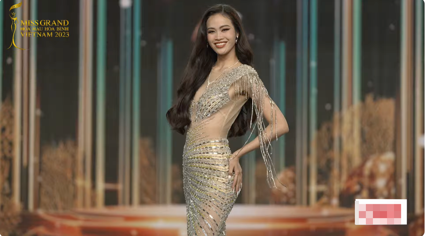 Những bộ cánh lộng lẫy vừa tôn vóc dáng gợi cảm vừa mang đến khí chất thanh lịch, kiêu sa.