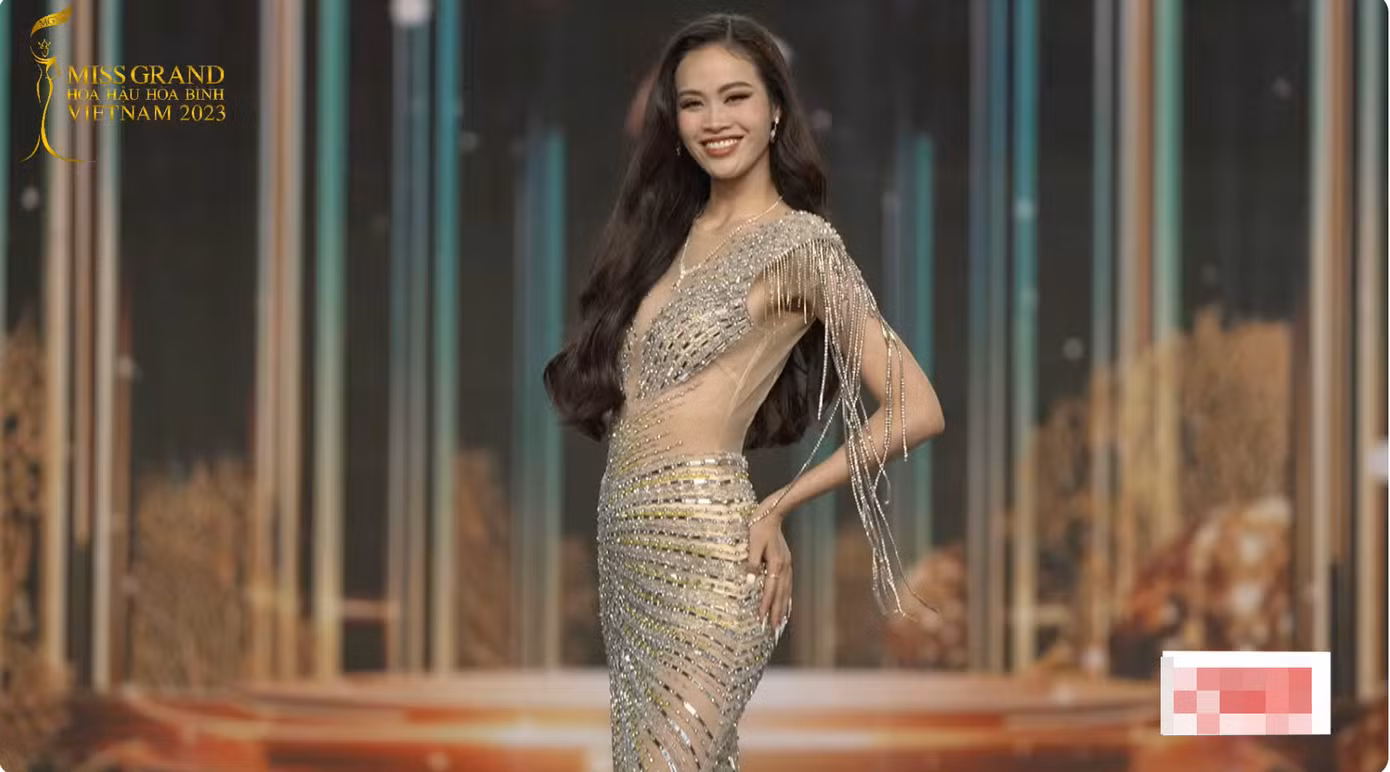 Những bộ cánh lộng lẫy vừa tôn vóc dáng gợi cảm vừa mang đến khí chất thanh lịch, kiêu sa. Những bộ cánh lộng lẫy vừa tôn vóc dáng gợi cảm vừa mang đến khí chất thanh lịch, kiêu sa.