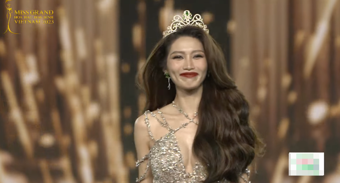 Á hậu 1 Chế Nguyễn Quỳnh Châu cũng xúc động vào giây phút đương nhiệm cuối cùng.