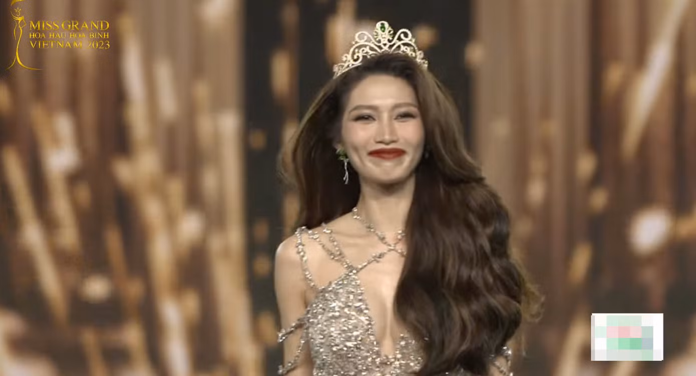 Á hậu 1 Chế Nguyễn Quỳnh Châu cũng xúc động vào giây phút đương nhiệm cuối cùng. Á hậu 1 Chế Nguyễn Quỳnh Châu cũng xúc động vào giây phút đương nhiệm cuối cùng.
