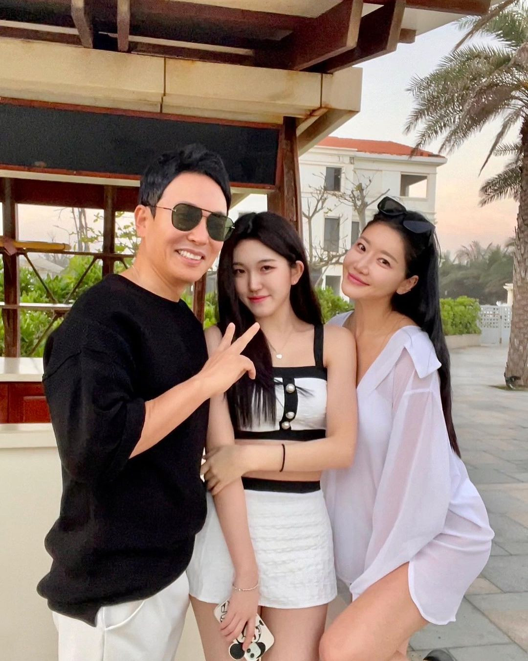 Chồng Sarah cao lớn, phong độ nhưng vẫn nhìn ra được đang ở độ tuổi trung niên, khác với người vợ "bất lão".